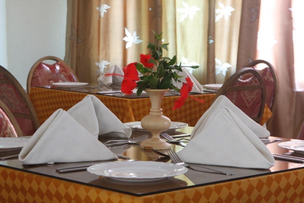 Hotel Radiance Момбаса Екстериор снимка